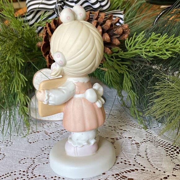 Vintage Precious Moments 1988 Sharing begins in the heart - Picture 3 of 9